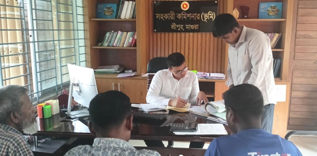 শ্রীপুরে পাল্টে গেছে ভূমি অফিসের সেবার মান