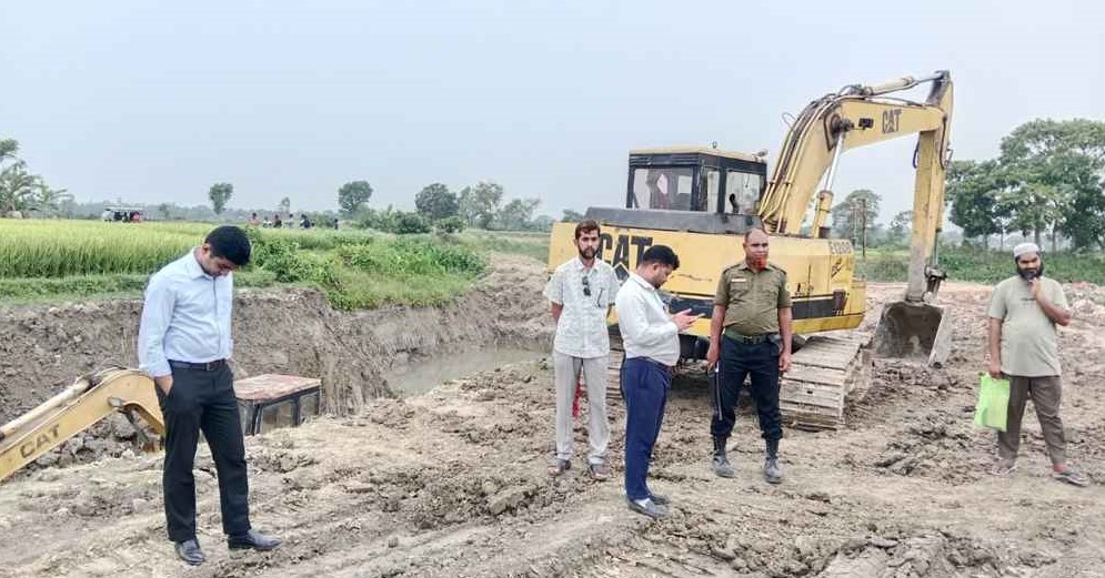 ধামরাইয়ে অবৈধভাবে কৃষিজমির মাটি কাটায় জব্দ ৪ ভেকু