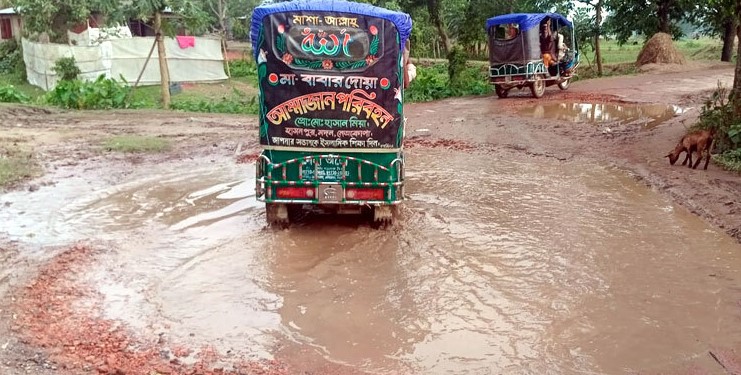 নেত্রকোণায় রাস্তার কাজ ফেলে ঠিকাদার উধাও, দুর্ভোগ চরমে