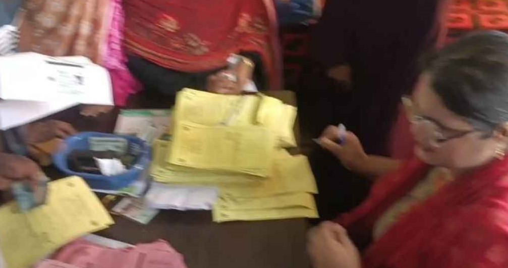 খাদ্যবান্ধব কার্ডে ঘুষ কেলেঙ্কারি, পরিদর্শক ও প্রহরী বরখাস্ত