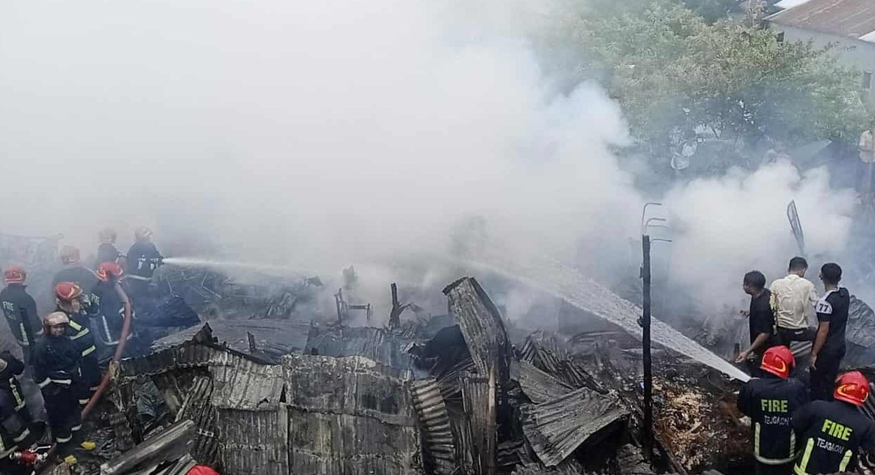 মহাখালীর বস্তিতে আগুন: ৫ ইউনিটের চেষ্টায় নিয়ন্ত্রণে