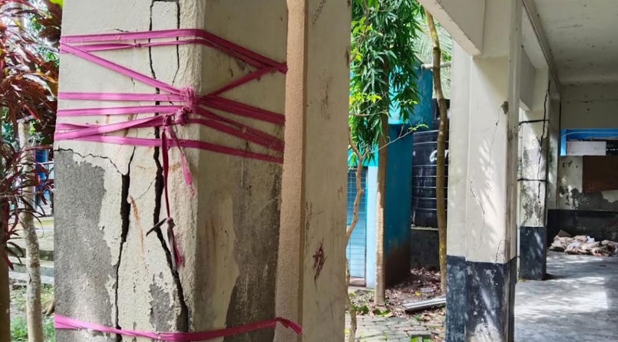 শ্যামনগরে ঝুঁকি নিয়েই চলছে পাঠদান 
