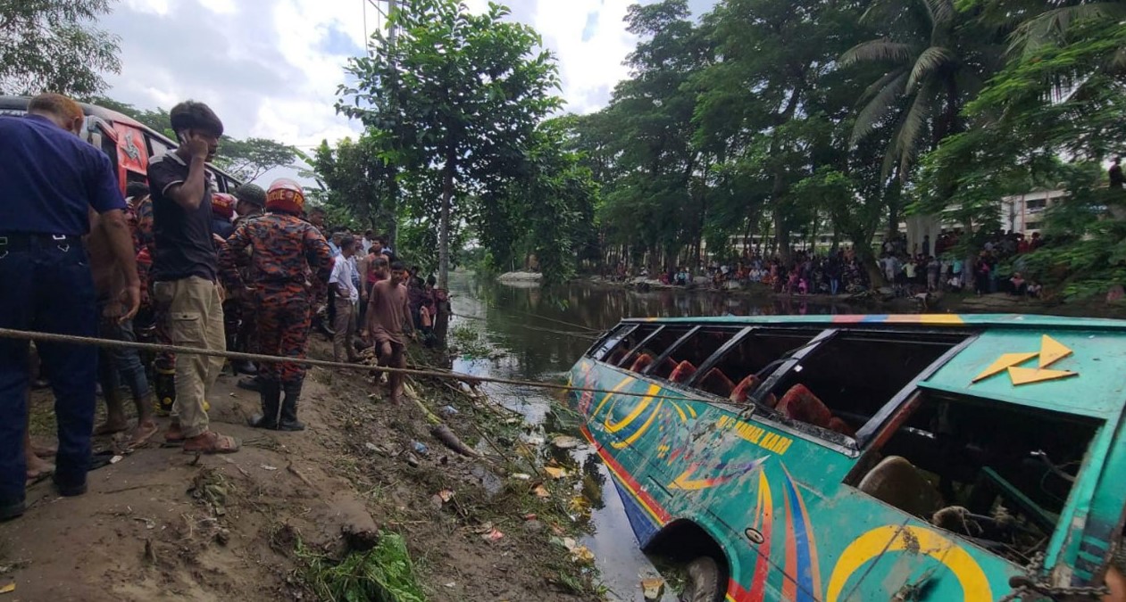 লক্ষ্মীপুরে যাত্রীবাহী বাস খালে, নিহত ৫