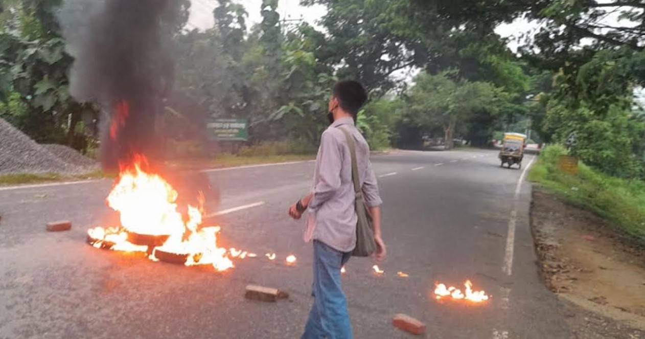 খাগড়াছড়িতে আধাবেলা সড়ক অবরোধ