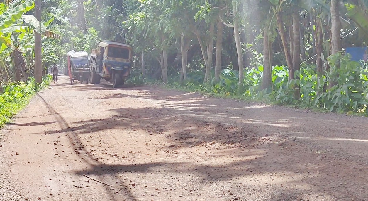 রাস্তার কাজ না করেই টাকা তুলে নিলেন ঠিকাদার