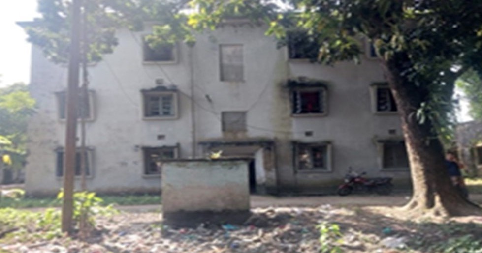 ঈশ্বরগঞ্জে সরকারি কোয়ার্টারে বিনা ভাড়ায় থাকেন কর্মচারীরা