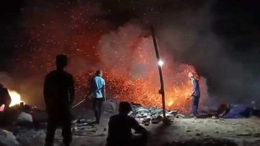 বাঞ্ছারামপুরে পুরনো ব্যাটারি পুড়িয়ে সিসা তৈরি