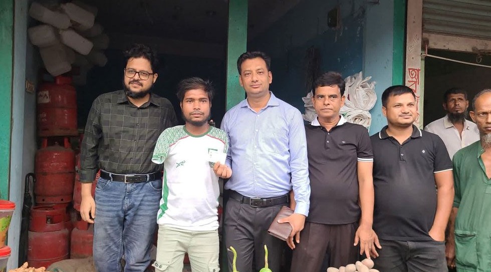 নগরকান্দার জসিমের কাছে এনআইডি পৌঁছে দিলেন ইউএনও