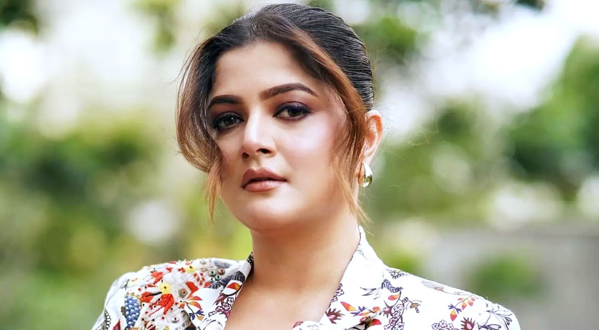 ‘ঠাকুমা’ হতে গিয়ে বিপাকে শ্রাবন্তী