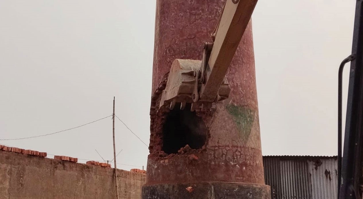 মানিকগঞ্জে ৩ ইটভাটাকে ১৮ লাখ টাকা জরিমানা, ভেঙে ফেলা হলো চিমনি