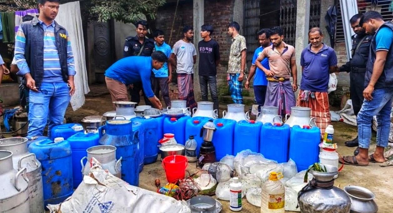 কেশবপুরে জেলি-সয়াবিন তেল-সোডা মিশিয়ে দুধ তৈরি