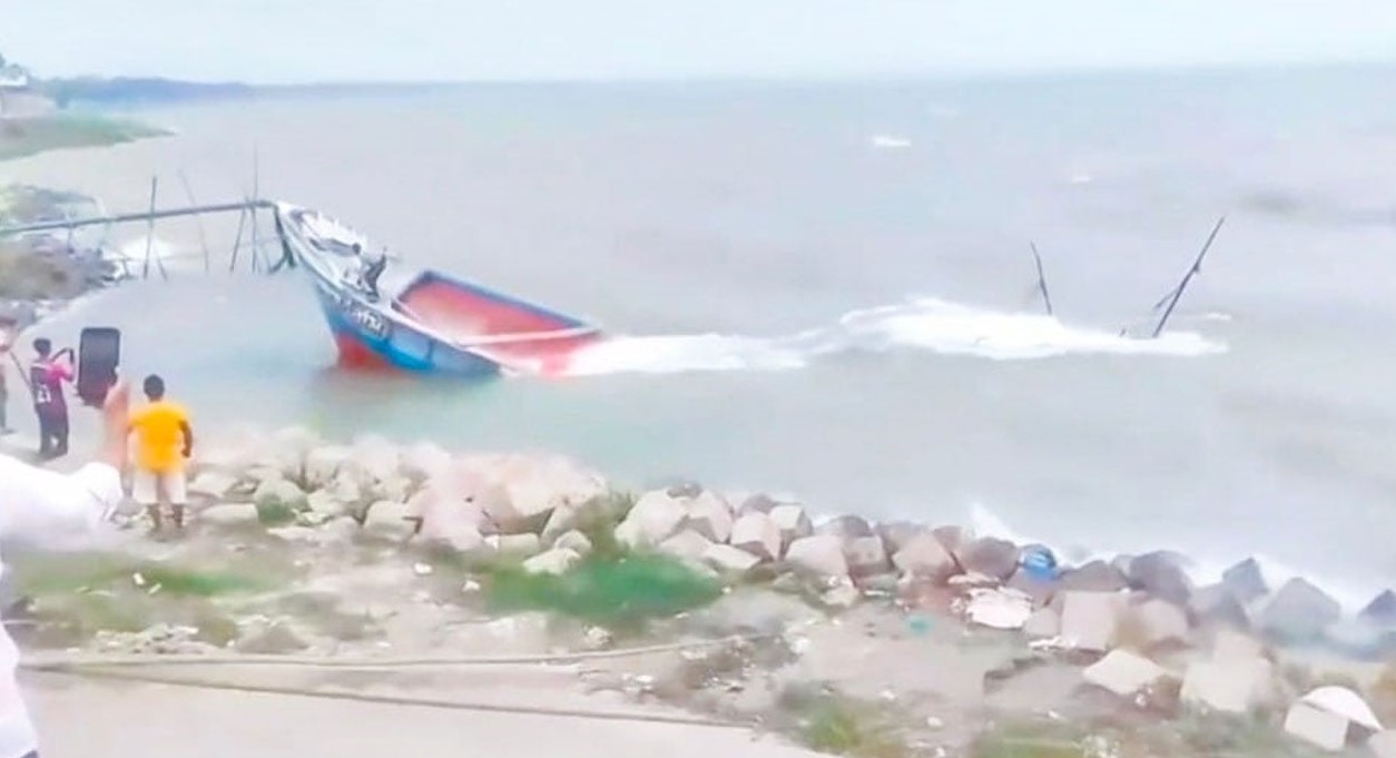 নড়িয়ায় পদ্মা নদীতে ডুবে গেল সিমেন্টবোঝাই ট্রলার