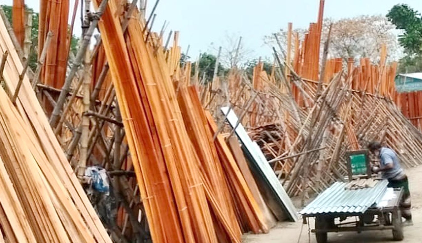 বাঞ্ছারামপুরে বিদ্যালয়ের খেলার মাঠে কাঠের বাজার