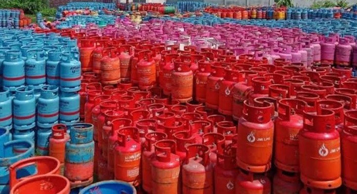 এলপি গ্যাসের দাম একলাফে বাড়ল ৩৮৭ টাকা