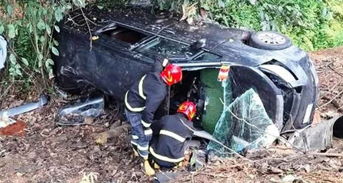 চট্টগ্রামে মাইক্রোবাস খাদে পড়ে নিহত ৩, আহত ৪