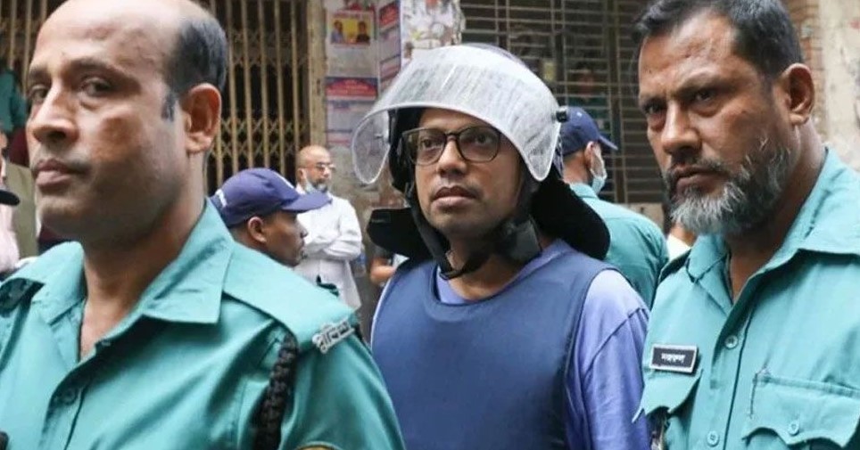 পলকের ফাঁসির দাবিতে আদালত চত্বরে স্লোগান, ডিম নিক্ষেপ