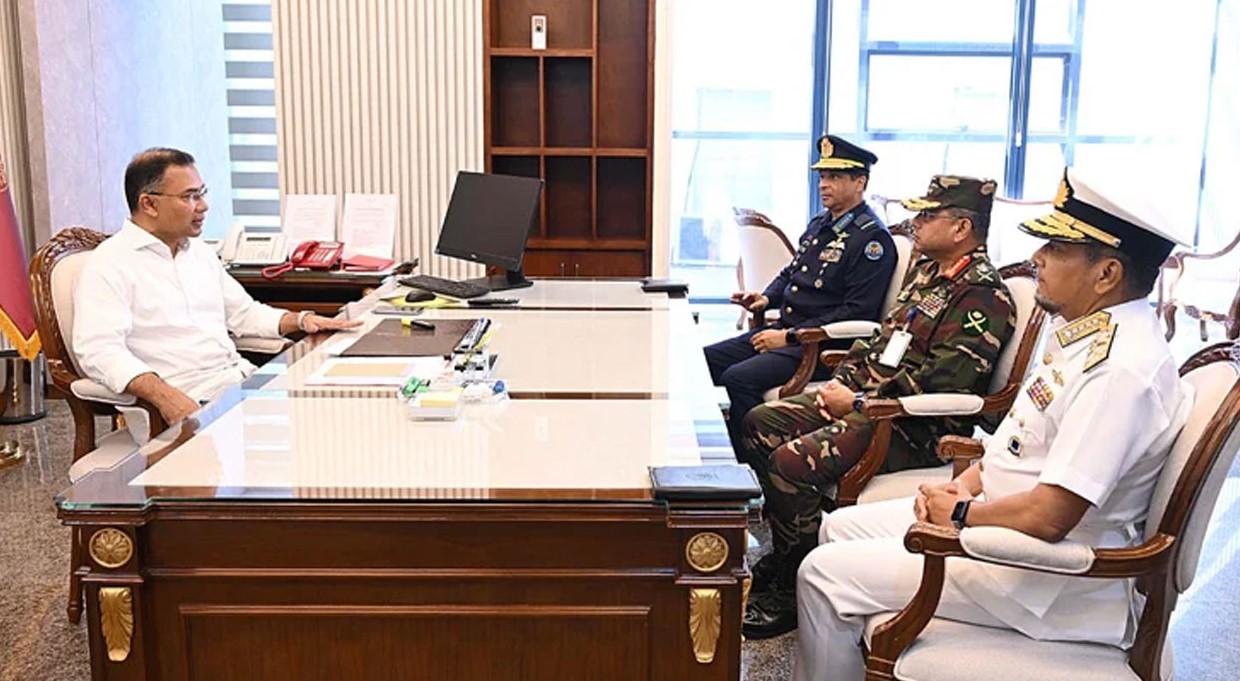 প্রধানমন্ত্রীর সঙ্গে তিন বাহিনী প্রধানের সাক্ষাৎ