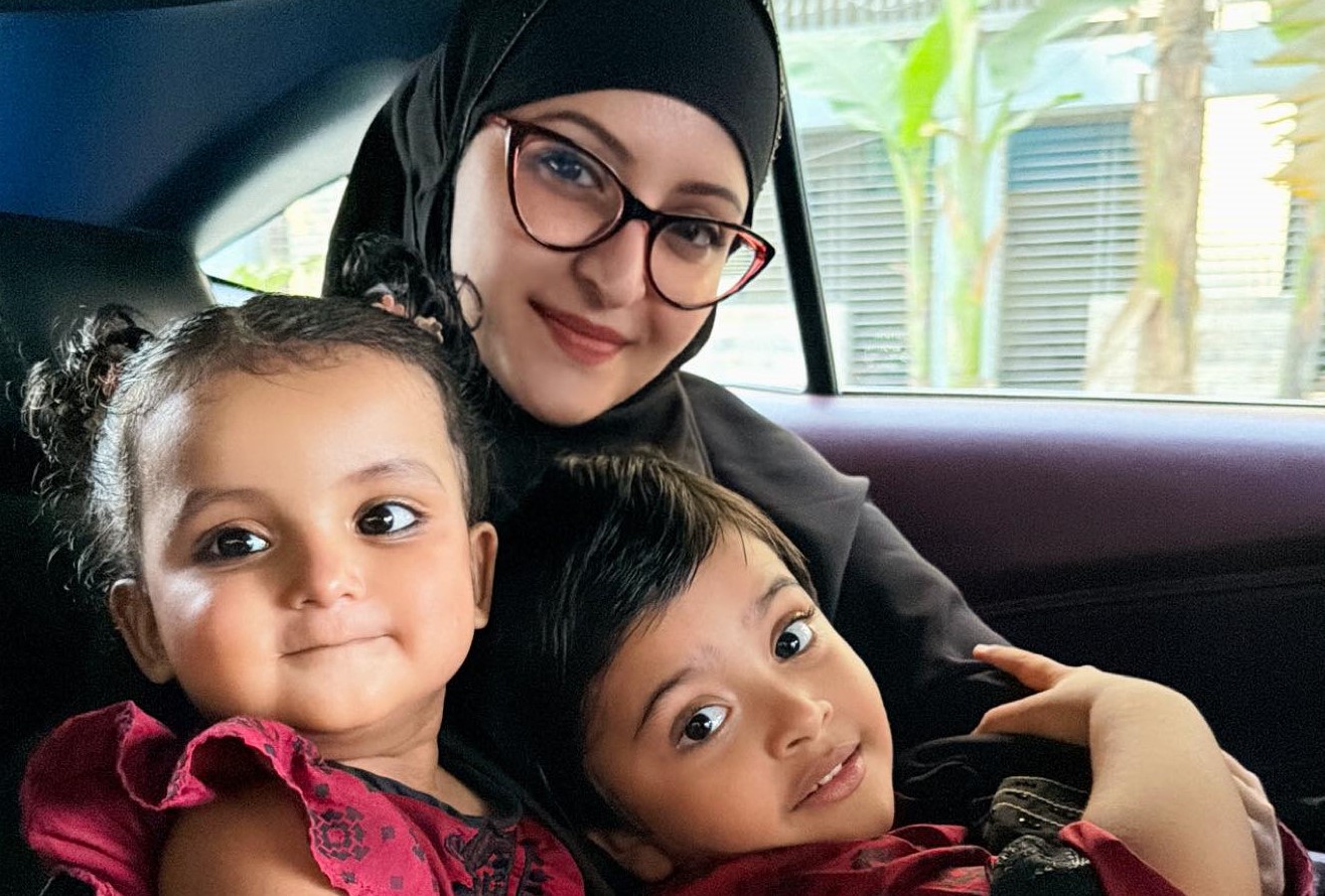 দুই সন্তানকে নিয়ে পরীমণি, লিখলেন— হ্যাপি ফ্রাইডে!