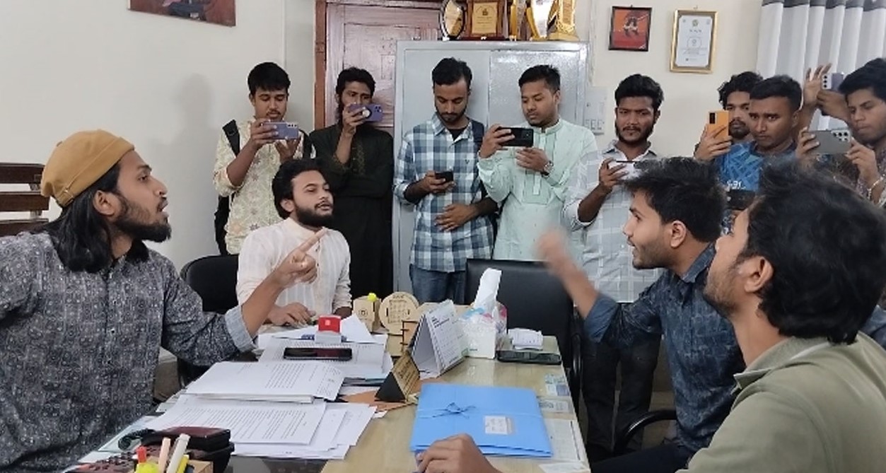 রাকসু জিএসের সঙ্গে ছাত্র অধিকার পরিষদ নেতার বাকবিতণ্ডা