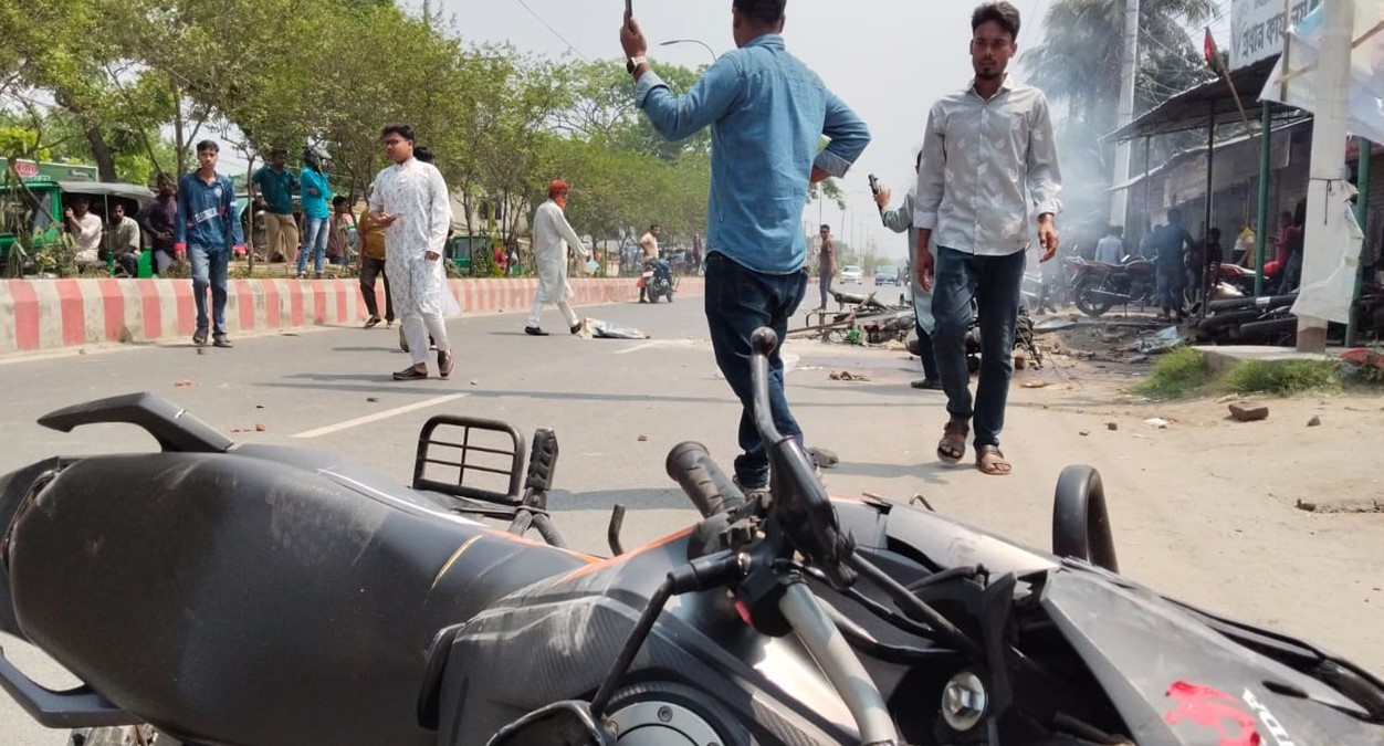 ঈশ্বরদীতে বিএনপির দুই গ্রুপের সংঘর্ষে রণক্ষেত্র, আহত ৩৫