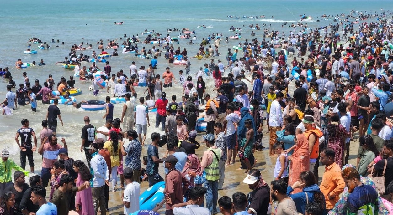 ঈদের ছুটিতে কক্সবাজারে পর্যটকের ঢল