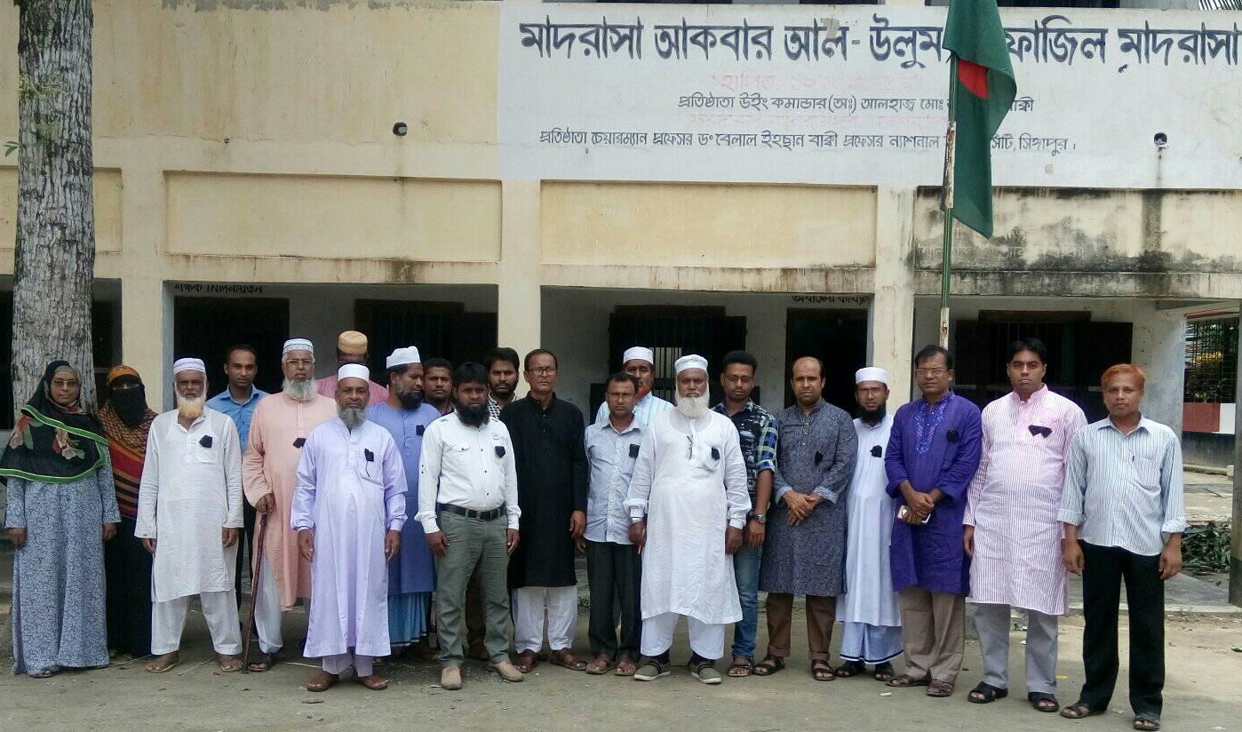 শিক্ষক শিক্ষার্থীদের মধ্যে অনুদানের টাকা বিতরণ 