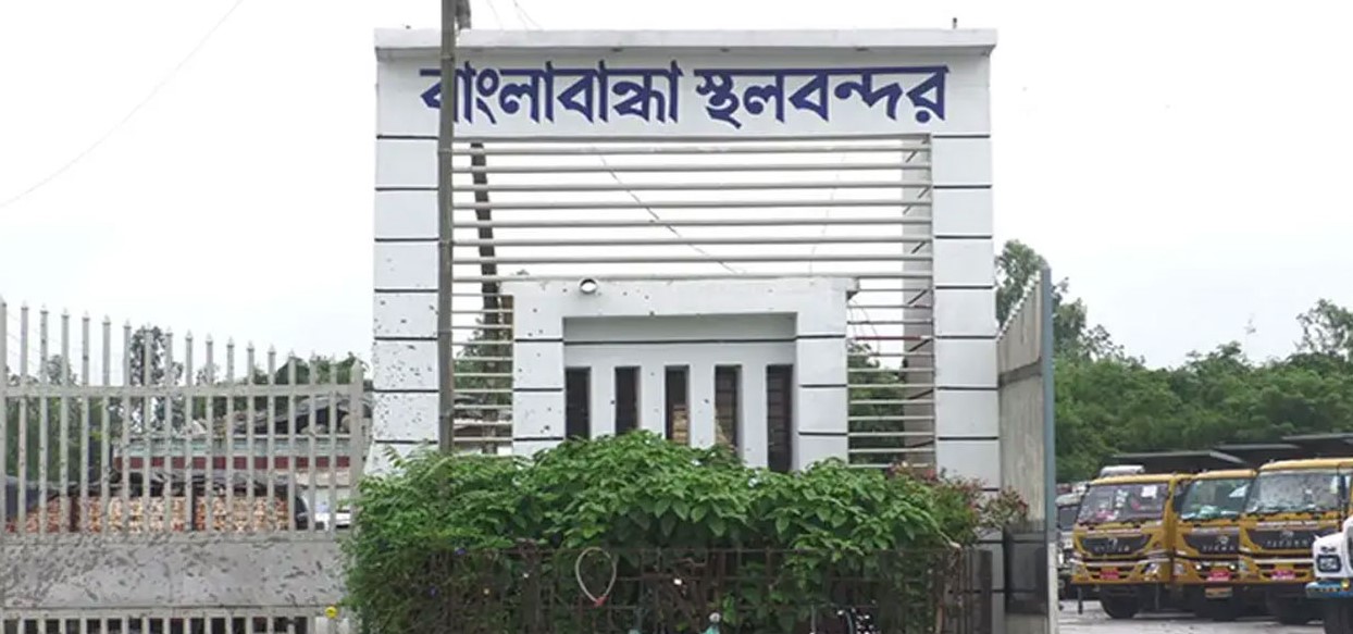 বাংলাবান্ধা থেকে ফেরত এলো পিভিসি ডোরের গাড়ি