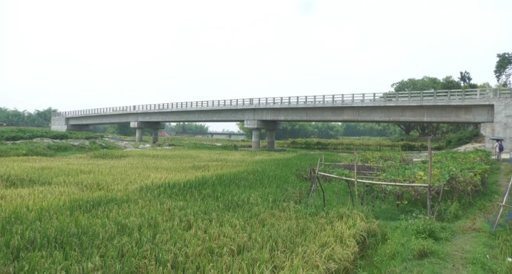 বোদায় সড়ক নেই, কাজে আসছে না ৬ কোটির সেতু!