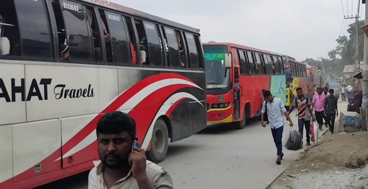 ১৭ কিলোমিটার সড়ক পার হতে সময় লাগছে ৫ ঘণ্টা