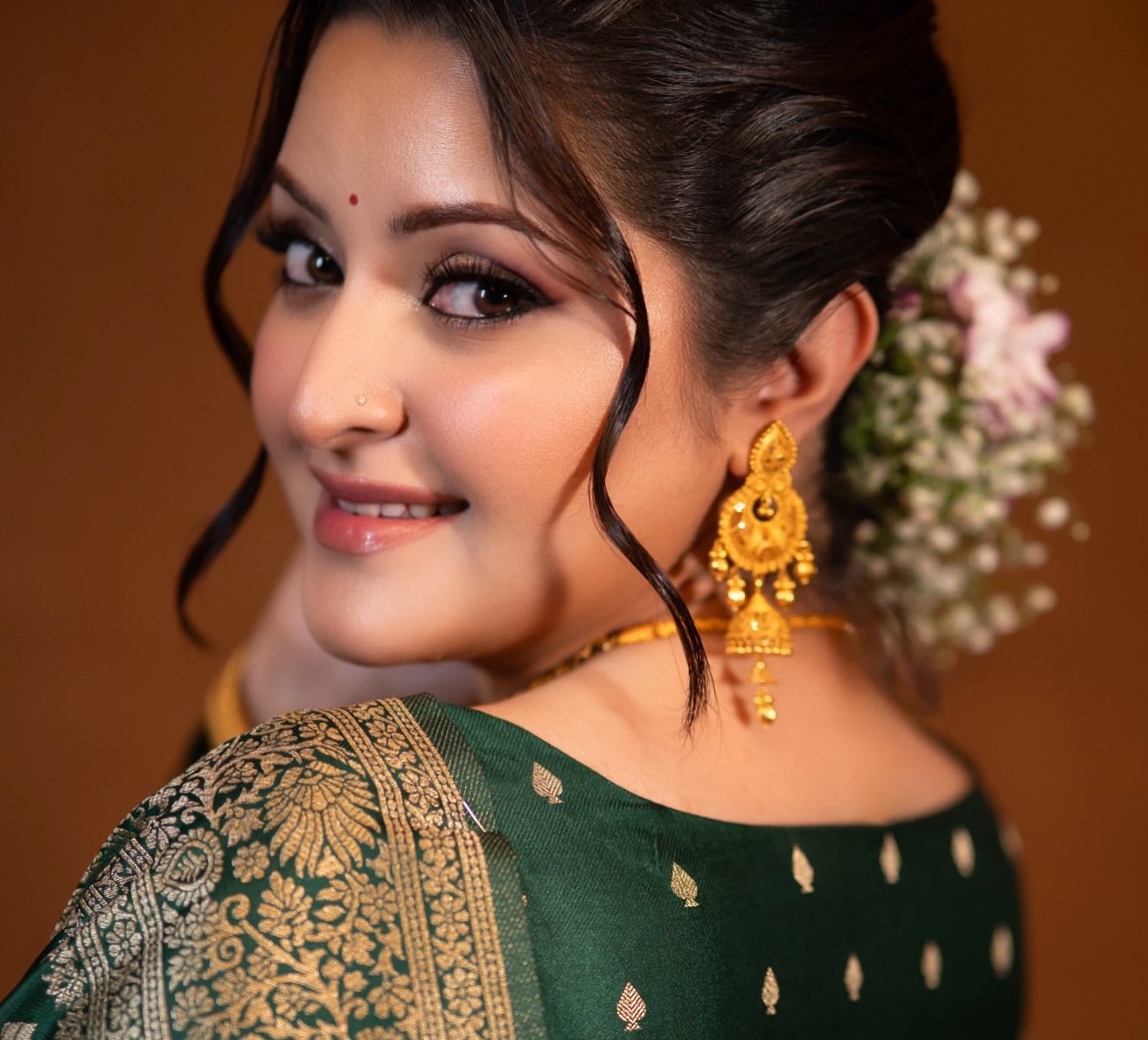 সবুজ বেনারসি ও ভারী গহনায় চমকে দিলেন পরীমণি
