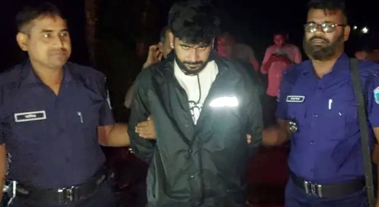 গুরুদাসপুরে চাঁদা নেওয়ার সময় ভুয়া এনএসআই সদস্য আটক