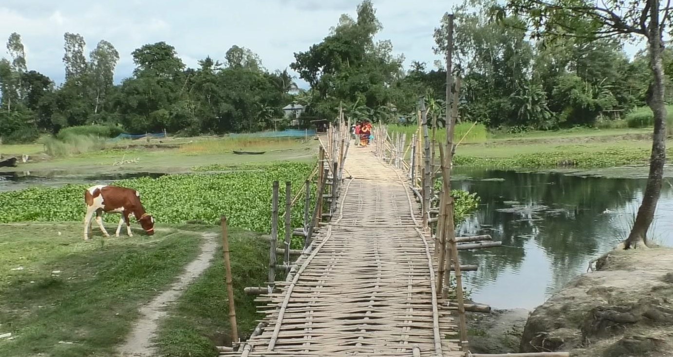 রৌমারীতে সেতু না থাকায় অর্ধলক্ষাধিক মানুষ সীমাহীন দুর্ভোগে!