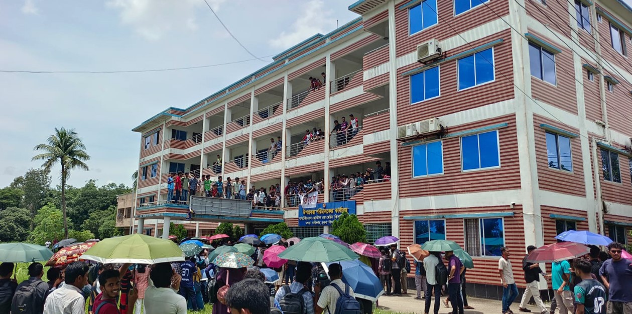 মৎস্য বীজ খামার দখল করে ‘শহীদ মীর মুগ্ধ হল’ ঘোষণা