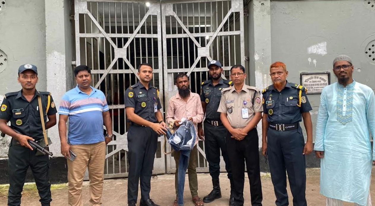 পটুয়াখালী কারাগারে বন্ধুকে গাজা সরবরাহকালে যুবক আটক