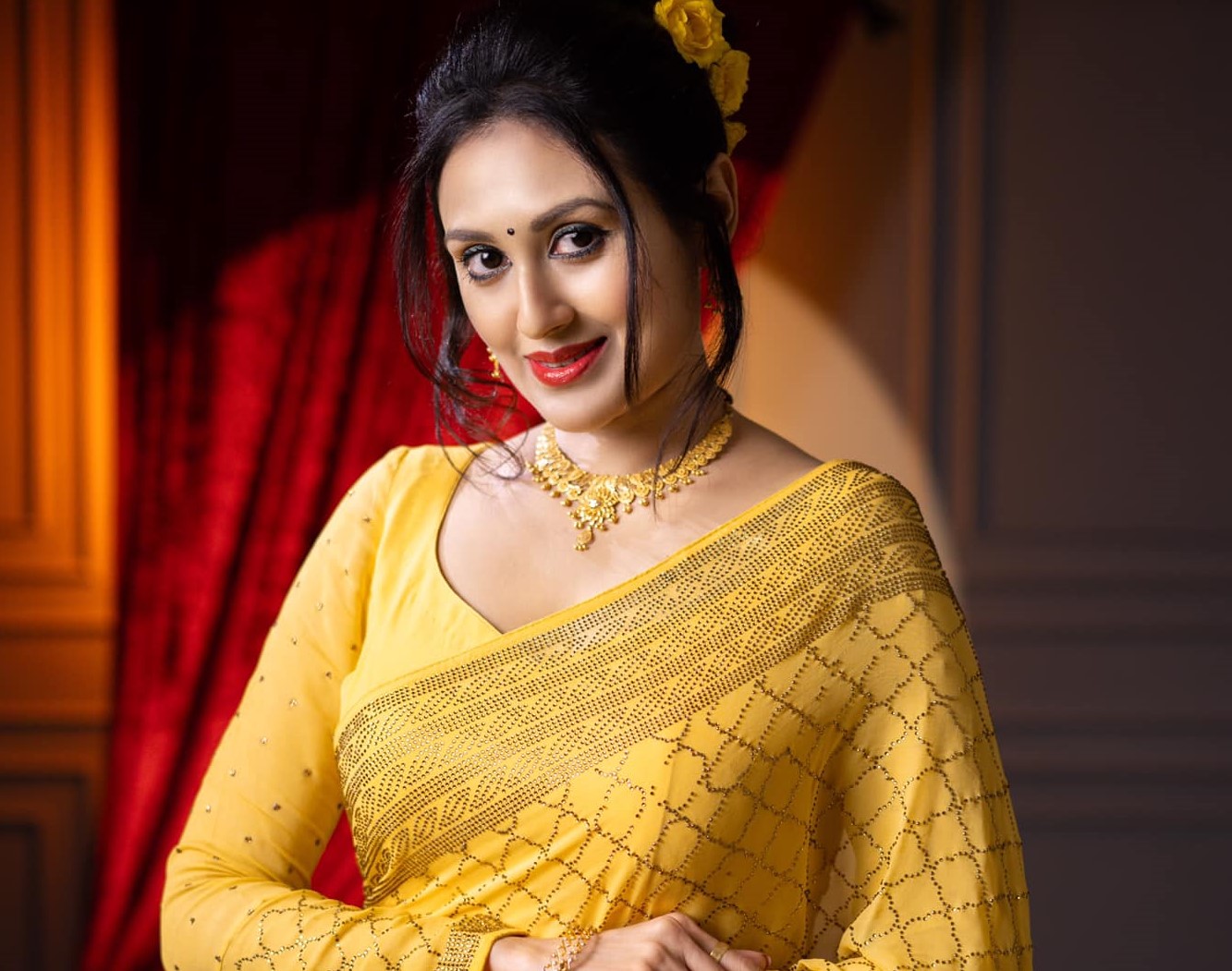 হলুদ শাড়িতে লাস্যময়ী কুসুম শিকদার