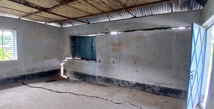 দাগনভূঞায় বিদ্যালয় ভবনে ফাটল, আতঙ্কে শিক্ষার্থী-অভিভাবকরা