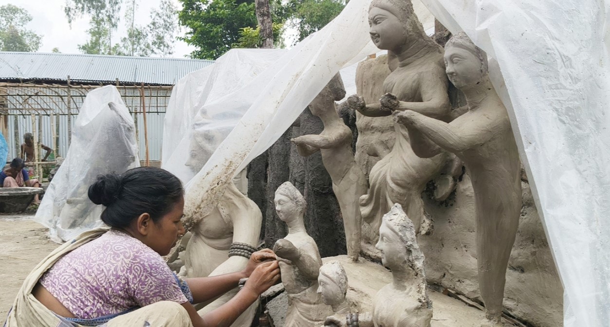 কুড়িগ্রামে দুর্গোৎসবে নারী শিল্পীদের ছোঁয়ায় তৈরি হচ্ছে প্রতিমা