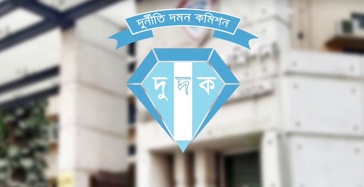 ঘুষ লেনদেন: খাদ্য নিয়ন্ত্রক ও পিয়নকে শাস্তিমূলক বদলি