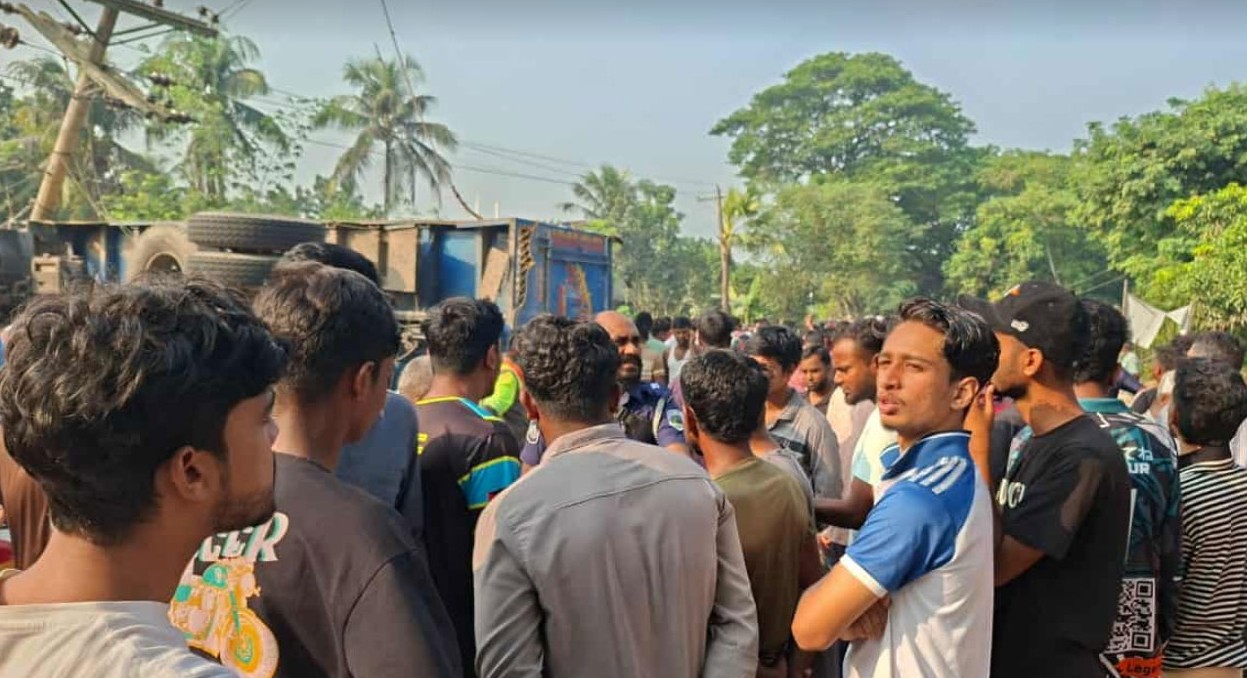 পাবনায় ট্রাকচাপায় বিদ্যালয়ের দুই শিক্ষার্থীসহ নিহত ৩