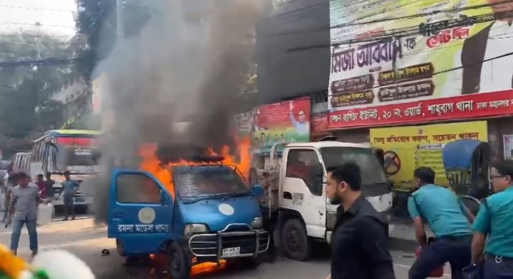 রমনা থানার সামনে পুলিশের গাড়িতে আগুন