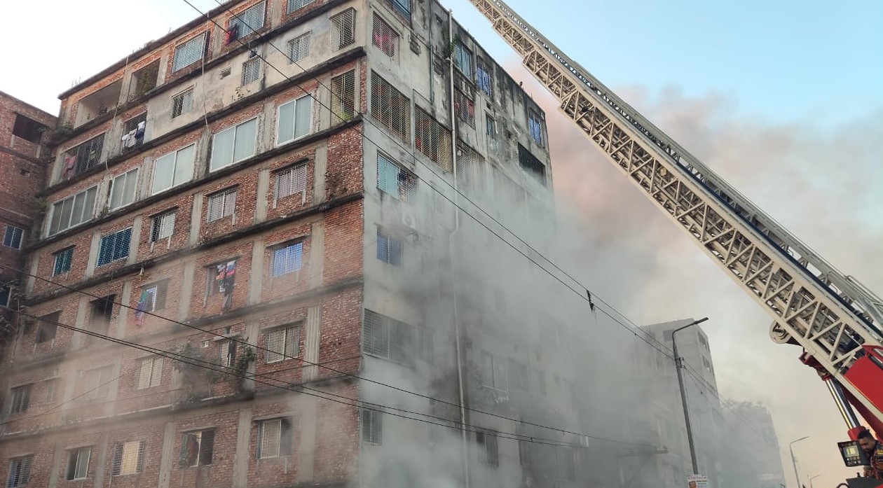 কেরানীগঞ্জে বহুতল ভবনে আগুন, নিয়ন্ত্রণে কাজ করছে ১৪ ইউনিট