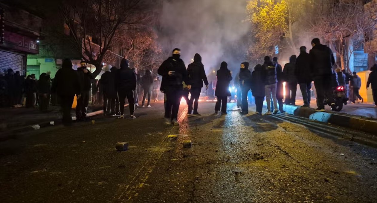 ইরানে মসজিদে আগুন, বিপ্লব পূর্ববর্তী পতাকা উড়াল বিক্ষোভকারীরা