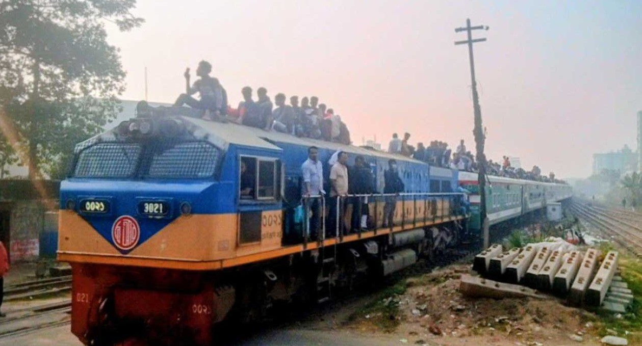 ভোটের আগে রেলস্টেশনে বাড়িমুখী মানুষের ঢল