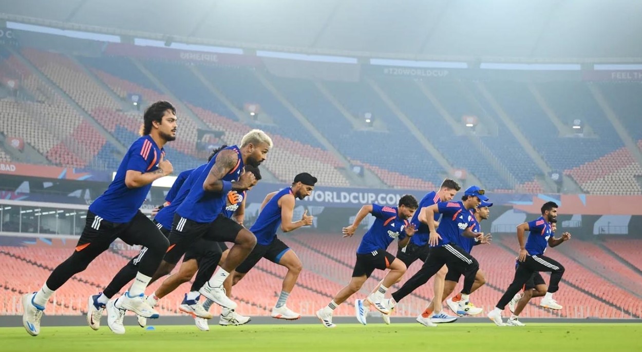 বাঁচা-মরার ম্যাচের আগে মাঠে বিশেষ রাসায়নিক স্প্রে করছে ভারত