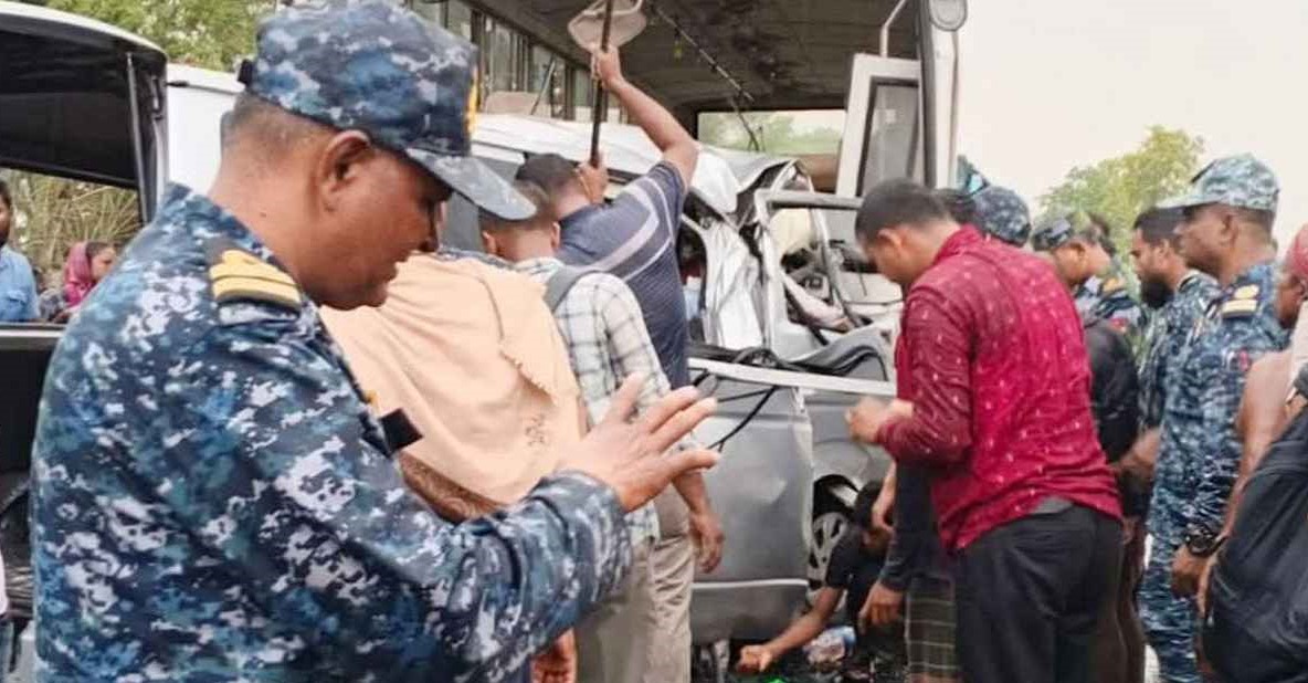 বাগেরহাটে বাস-মাইক্রোবাস সংঘর্ষ, নিহত ১২