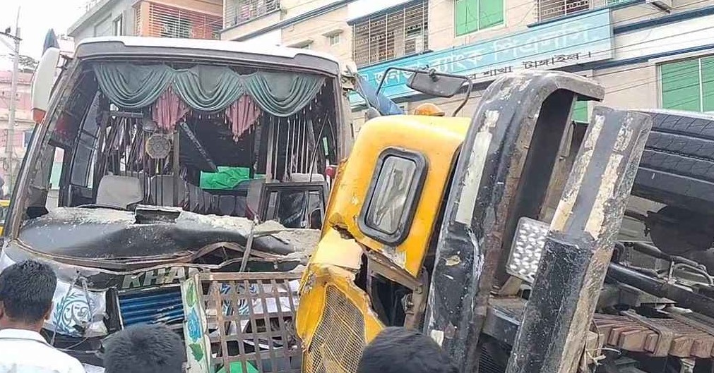 ঘাটাইলে বাস-ট্রাক মুখোমুখি সংঘর্ষে নিহত ২