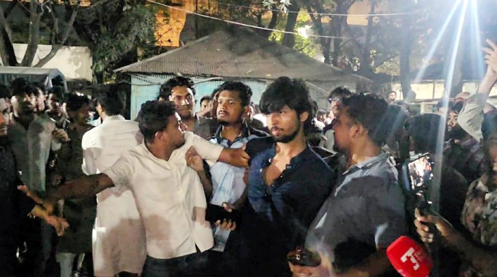 শাহবাগ থানা চত্বরে ডাকসুর দুই নেতাকে মারধর