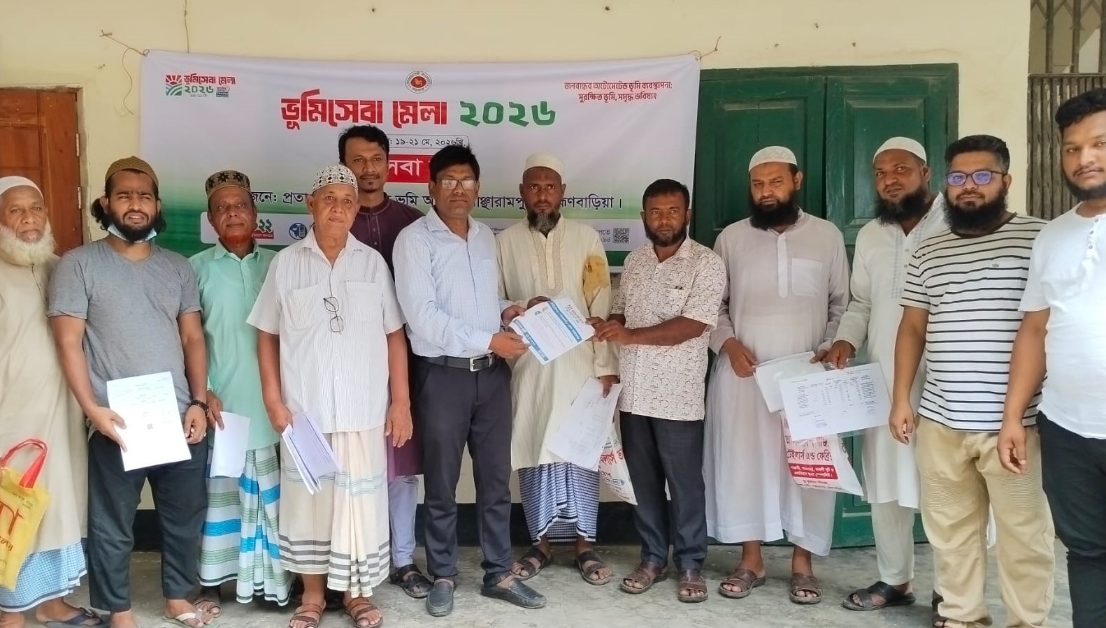 ভূমি সেবাকে মানুষের দোরগোড়ায় পৌঁছে দিতে বাঞ্ছারামপুরে ভূমি মেলা