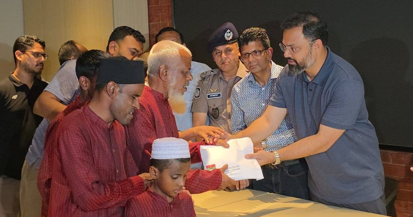 ব্রাহ্মণবাড়িয়ার দৃষ্টি প্রতিবন্ধী সংগীতশিল্পী পরিবারকে সহায়তা