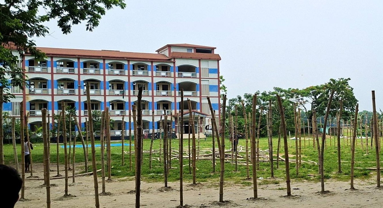 বাঞ্ছারামপুরে পশুরহাটের ইজারাদার হলেন প্রধান শিক্ষক আব্দুল ওহাব